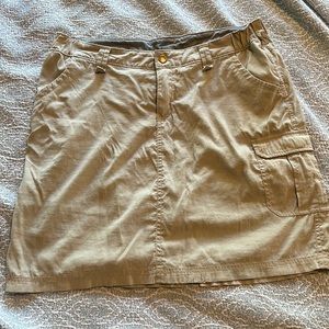 Duluth Trading Co Cargo Skort skirt in khaki size 12
